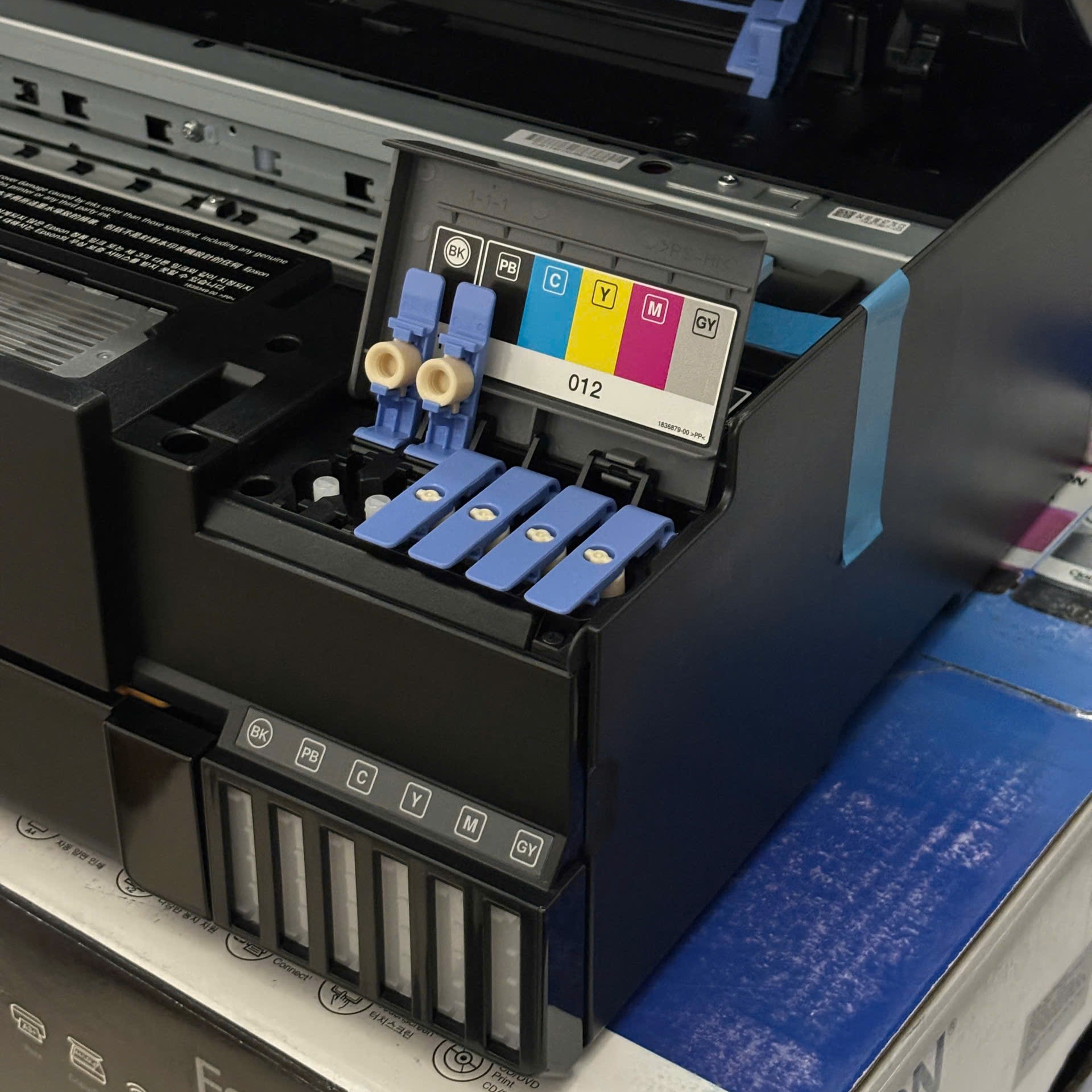 Epson L8180 hệ thống mực tiện lợi, dễ châm mực